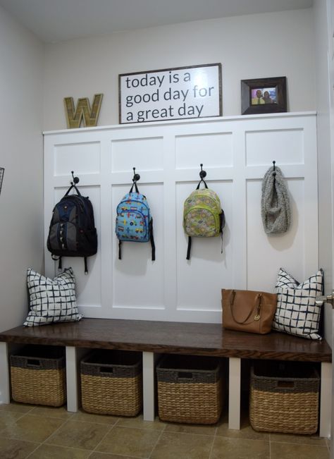 Create an organized school drop off zone to help your family get out the door more easily in the mornings-- no more searching around for missing items! Entry Makeover, Entrance Storage, Mudroom Makeover, Diy Home Decor For Apartments, Mudroom Lockers, Diy Mudroom, Mudroom Decor, Diy Entryway, Mudroom Design