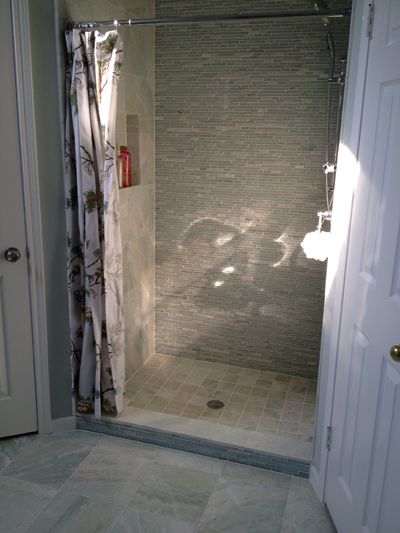 walk in shower using a shower curtain Tile Styles, Shower Curb, Walk In Showers, Curtains Decor, Small Bathroom With Shower, Refinish Bathtub, Walk In Shower Designs, Bathroom Redesign, Bathroom Closet