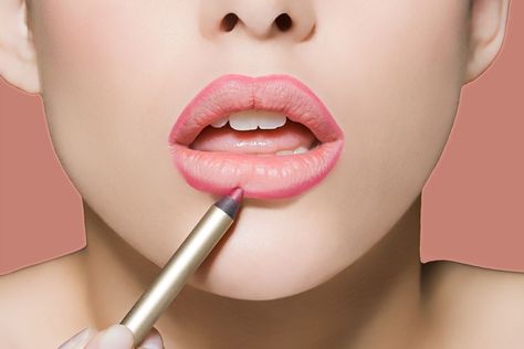 How to (Correctly) Overline Your Lips to Make Them Look Fuller Overlined Lips, Makeup Artist Tips, How To Apply Lipstick, Celebrity Makeup Artist, Perfect Lips, Lip Hydration, Diy Beauty Hacks, Lip Fillers, Beautiful Lips