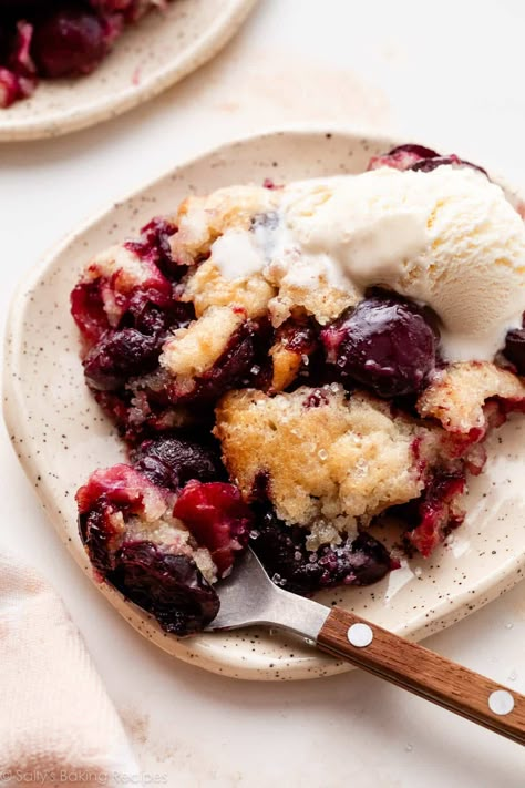 Easy Cherry Cobbler Easy Cherry Cobbler, Cherry Crisp Recipe, Cherry Recipes Dessert, Cherry Cobbler Recipe, Homemade Cherry Pies, Cherry Crisp, Sallys Baking, Cobbler Easy, Cherry Crumble