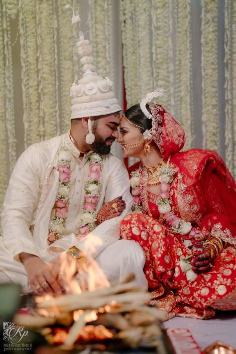 Wedding Photography Bengali, Bengali Wedding Decoration Ideas, Bengali Wedding Poses, Bengali Wedding Photoshoot, Bengali Wedding Couple Poses, Bengali Couples Photography, Bengali Wedding Couple, Bengali Bride And Groom, Bengali Wedding Decoration