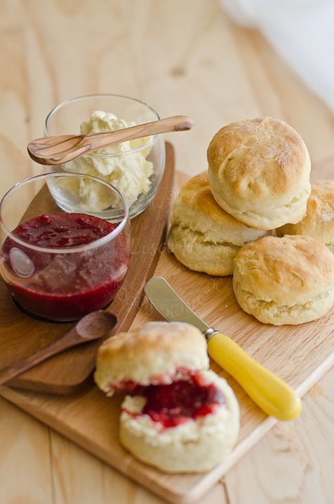 Brunch Biscuits, Scones Cream, Paddington Party, Baby Biscuits, Simple Brunch, Baking Powder Biscuits, English Scones, Cream Scones, Brunch Food