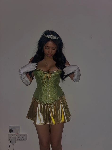 Green corset
Gold skirt
White gloves 
Tiara Halloween Costumes Corset, Carnival Costumes Ideas, Corset Halloween Costumes, Princess Tiana Costume, Tiana Costume, Tiana Princess, Classy Halloween Costumes, Halloween Costumes 2022, Tiana Disney