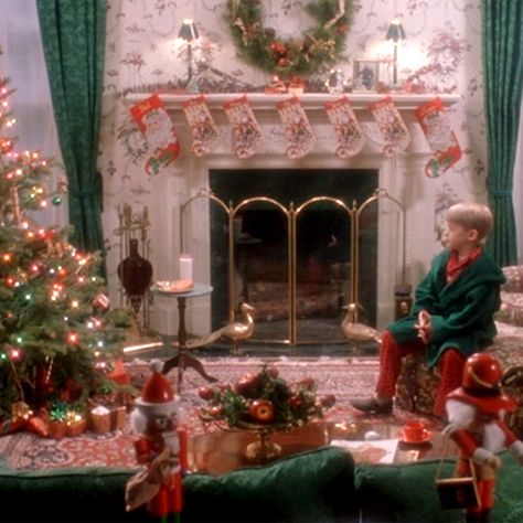 Here’s what the 'Home Alone' house would look like now Home Alone Inspired Christmas Decor, Home Alone Christmas Astethic, Celebrity Christmas Decor, Home Alone Interior, Home Alone Movie Astethic, Home Alone Aestic, Home Alone House Interior, Home Alone Scenes, Home Alone Christmas Decor