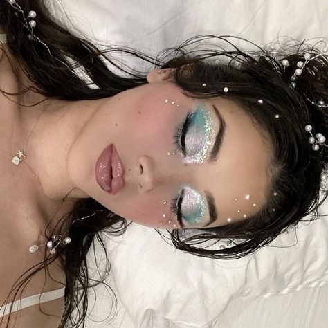 Sea Eye Makeup, Blue Dress Costume Ideas Halloween, Mermaid Athestic, Coastal Mermaid Aesthetic, White Mermaid Costume, Sea Themed Makeup, Halloween Pics Ideas, Mermaid Makeup Ideas, Yeti Makeup