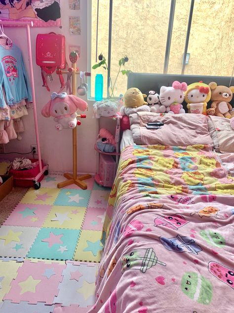 Room Inspo Cutecore, Kawaiicore Room Decor, Kawaiicore Room Ideas, Small Kawaii Bedroom, Kawaii Room Inspiration, Simple Kawaii Room, Cutecore Bedroom Ideas, Kawaii Core Room, Room Decor Sanrio