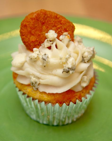 Hot Wing cupcakes - cornbread muffin, mashed potato & blue cheese "frosting" and a chicken nugget! Cornbread Cupcakes, Chicken Cupcakes, Blue Cheese Chicken, Savory Cupcakes, Hot Chicken Wings, Chicken Wing Sauces, Cornbread Muffins, Superbowl Snacks, Sweet Cupcakes