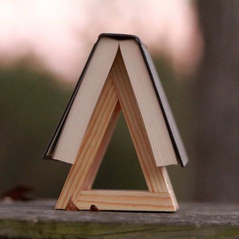 Book Holder Diy, Triangle Book Holder, Diy Book Stand, Book Holder Stand, Wooden Book Stand, Rustic Nursery, Woodworking Inspiration, Woodworking Magazine, Book Holder