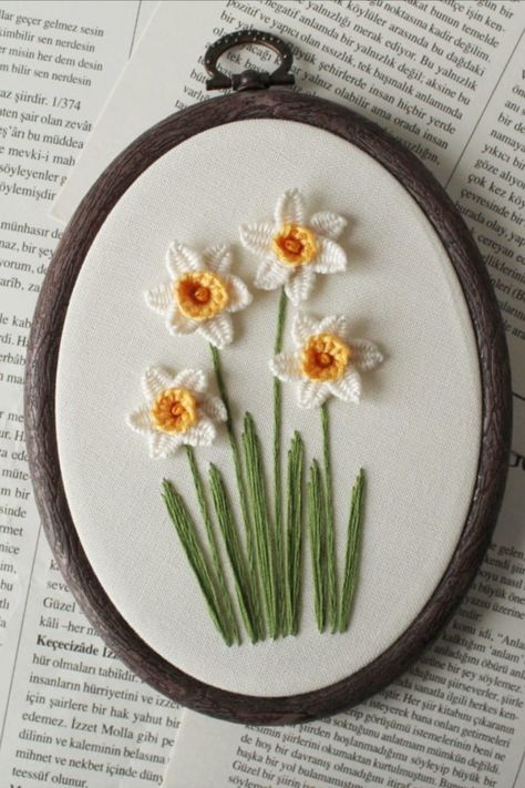 Hand Embroidered Daffodils, 3 D Flower Embroidery, Daffodil Embroidery Simple, Daffodil Embroidery Pattern, Spring Embroidery Designs, Embroidered Daffodils, Daffodil Embroidery, Daffodil Art, Daffodil Craft