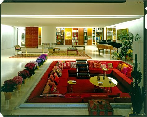 Vitra | A Pit for Conversation Conversation Pit Living Room, Miller House, Conversation Pit, 70s House, Sunken Living Room, Alexander Girard, Miller Homes, Retro Renovation, Eero Saarinen