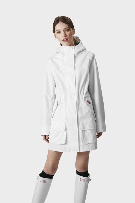 Women' s White Raincoat -This breathable raincoat for women in White is fully waterproof. Crafted from two-layer cotton, with a waterproof and rain resistant breathable membrane, Classic Hunter Women's White Raincoat #HunterRainCoats #RaincoatWomen #WhiteRaincoatWomen Stylish Raincoats, Raincoat Fashion, Raincoat Outfit, Rain Trench Coat, Jacket Outfit Women, Mens Raincoat, Long Rain Coat, Coat White, Coat Outfit