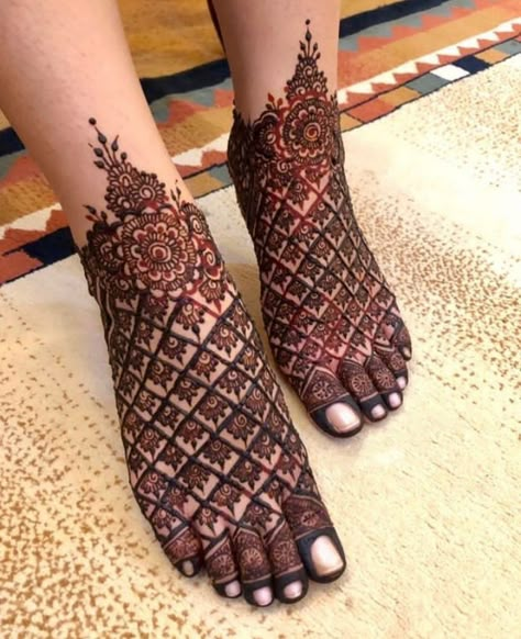 Feets Mehndi Designs, Mehndi Designs Foot Bridal, Mehandi For Legs Bridal Mehndi, Foot Bridal Mehndi Designs, Simple Mehndi Designs Leg, Mehandi Design For Foot, Bridal Legs Mehndi Design, Bride Leg Mehendi Design, Bridal Mehndi Designs For Foot