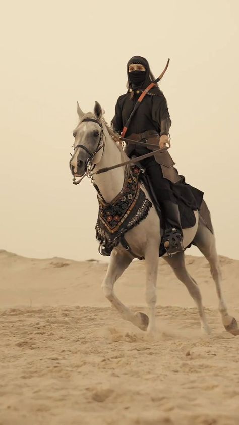 Horse Riding Outfit Women, Arabic Horse, Woman Riding Horse, Horse Riding Aesthetic, Horse Riding Outfit, Beautiful Arabian Horses, Arabian Women, Disney Princess Fashion, Horse Aesthetic