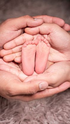 Baby Feet Photography Newborn Shoot, Newborn Photoshoot For Baby Boy, Newborn Baby Boy Photoshoot Idea, Poses With Newborn Baby, Cute Newborn Baby Pics, Newborn Photography Prop Ideas, Newborn Couple Photography, 1 Week Newborn Pictures, Toddler Baby Photo Shoot