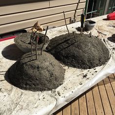 Hypertufa Molds, Hypertufa Projects, Stone Planter, Diy Concrete Planters, Cement Garden, Concrete Diy Projects, Gardening Diy, Sloped Garden, Garden Crafts Diy