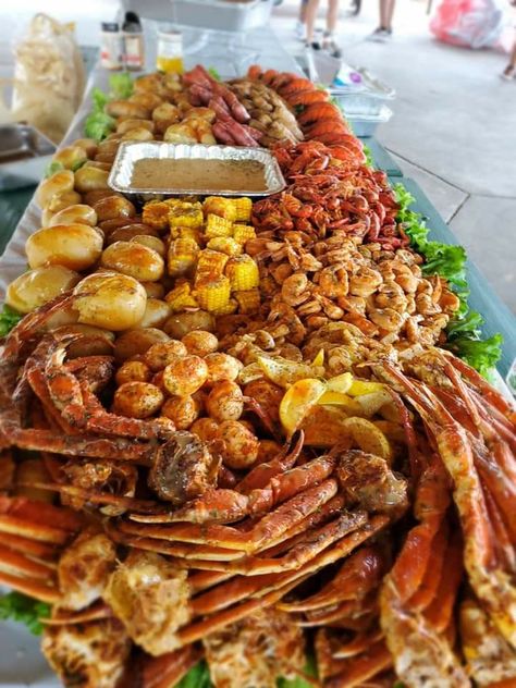 Sea Food Wedding, Wedding Food Seafood, Seafood Boil Wedding Reception, Seafood Boil Table Set Up, Seafood Boil Wedding, Seafood Buffet Ideas Parties, Seafood Boil Party Table Settings, Seafood Boil Table, Seafood Wedding