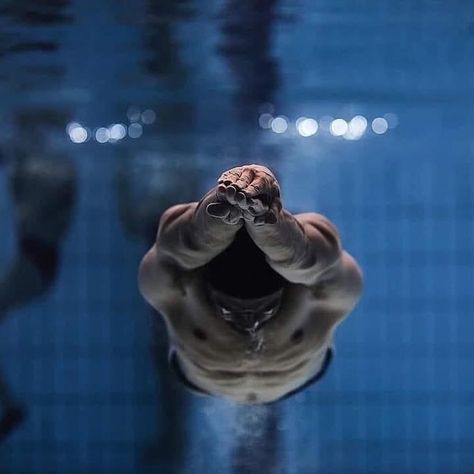 Swim.com on Instagram: “Flow through the water and closer to where you want to be 💧 The underwater world is where you can be one with yourself 💙 📸: @natacionfacil…” Swimming Motivation, Swimming Pictures, Underwater Portrait, Pool Poses, Swimmers Life, Black And White People, Sports Aesthetic, Keep Swimming, Swimming Workout