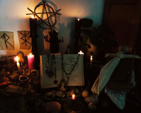 Hekate altar with asmodeus sigil, to learn about the king is to be a king too. Asmodeus Deity, Asmodeus Aesthetic, Asmodeus Sigil, Lucifer Altar, Aesthetic Altar, King Asmodeus, Asmodeus Demon, Hekate Altar, Deity Work