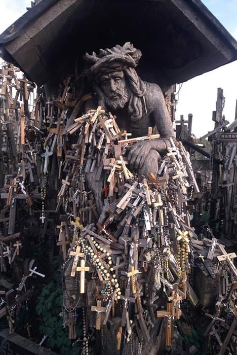 Lietuva - hill of crosses Christian Artifacts, Hill Of Crosses, Celtic Christianity, Cemetery Art, Sacred Spaces, Christian Devotions, Black Oil, Caravaggio, Tallinn