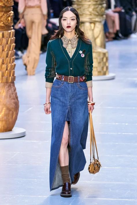 Long Denim Skirt, 2020 Fashion Trends, Moda Paris, Skirt Trends, Denim Details, Vogue Paris, Office Fashion, Paris Fashion, Runway Fashion