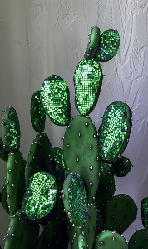 Disco Ball Cactus, Disco Tile Art, Disco Cactus, Disco Tiles, Disco Mirror, Mirrored Tile, Palm Tree Leaves, Deco Originale, Mirror Ball