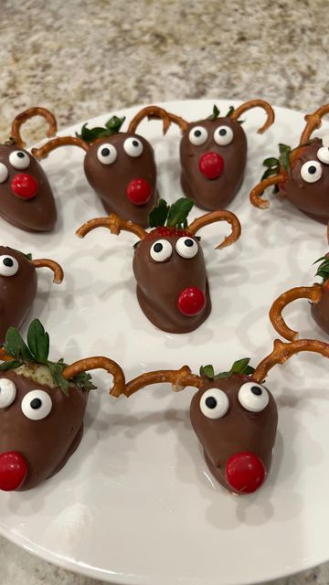 Zarina Gambino on Instagram: "Chocolate covered strawberry reindeers 🦌🍓🎄. Made with fresh strawberries, milk chocolate, and pretzel antlers, these Chocolate Covered Strawberry Reindeers are easy to make and guaranteed to be a hit! #strawberrytreats #chocololatecoveredstrawberries #christmasdessert #christmasstrawberries #holidaydesserts" Christmas Family Food Ideas, Christmas Treats Strawberries, Reindeer Chocolate Covered Strawberries, Cute Christmas Party Desserts, Fun Chocolate Covered Strawberries, Fruit Covered In Chocolate, Santa Chocolate Covered Strawberries, Christmas Dessert Trays For Party, Easy Chocolate Strawberries