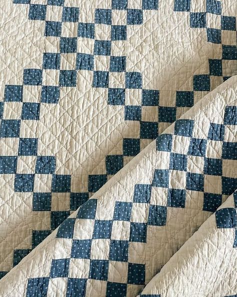 Quilt Blue And White, Classy Quilt Patterns, Blue Irish Chain Quilt, Quilt Stitch Patterns, Aesthetic Quilts, Historical Quilt Patterns, Double Irish Chain Quilt Pattern, Irish Chain Baby Quilt, Blue And White Quilts