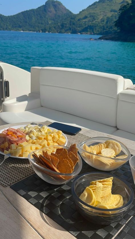 Boat Party Snacks, Yacht Aesthetic, Healthy Breakfast Snacks, Airplane Food, 13 Birthday, Tropical Food, Fancy Food, Boat Party, Boats Luxury