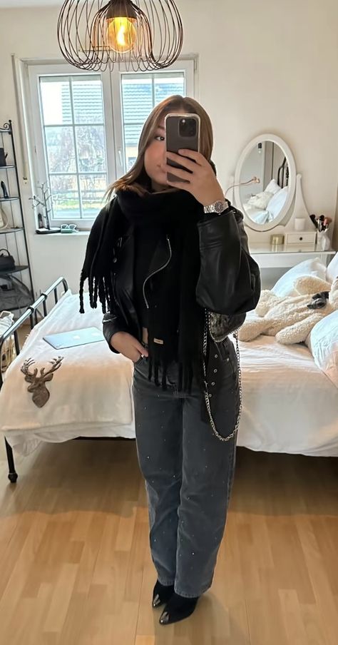 Outfit Perfecto Noir, Ootd Jean Noir, Outfit Avec Blazer, Ootd Rainy Day, Ootd Jeans, Model Look, Stockholm Fashion, Winter Fits, Cool Fits