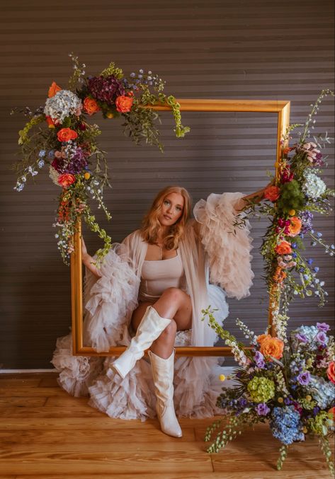 Spring Shoot Ideas, Hanging Flowers Backdrop Photoshoot, Grass Wall Photoshoot Ideas, Flower Back Drop Photoshoot, Flower Photo Backdrop Ideas, Indoor Floral Photoshoot, Floral Wall Photoshoot, Flower Truck Pictures, Floral Arrangements Photoshoot