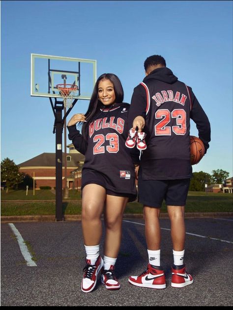 Nba Wife Aesthetic Outfits, Basketball Wife Outfit, Cute Black Couples Matching Outfits, Couple Goal Matching Outfits, Nba Wife Aesthetic, Black Couples Matching Outfits, Matchy Outfit Couple, Family Pregnancy Photoshoot, Bf Outfits