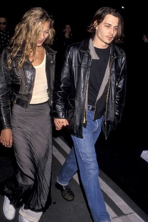 Style file: Kate Moss in the Nineties - Page 3 | Vogue | Vogue Paris Kate Moss Outfit, 90s Street Style, Kate Moss 90s, Stylish Couples, جوني ديب, Looks Kate Middleton, Style Année 90, Kate Moss Style, Outfit Elegantes