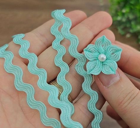 Rick Rack Flowers, Ribbon Flowers Diy, Ribbon Flower Tutorial, Making Fabric Flowers, Idee Cricut, Ribbon Crafts Diy, Fabric Flower Tutorial, Handmade Flowers Fabric, Easy Flower