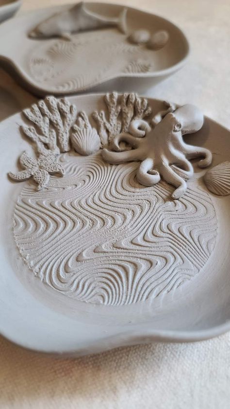 Ceramics Stamp Ideas, Cute Things To Make In Ceramics, Clay Pattern Ideas, Pottery Inspiration Aesthetic, Ceramic Art Animals, Clay Slabs Ideas, Ceramic Bowl Ideas Design, Ceramic Nature Ideas, Ceramic Art Pieces