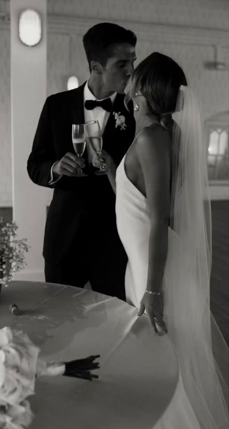 Aesthetic Bride And Groom Photos, Elegant Wedding Couple Photos, Photoshoot Inspo Wedding Photography, Italian Wedding Serenade, Intamite Wedding Photography, Wedding Photography Elegant, Chic Wedding Photography, Husband Astethic, Wedding Inspiration Photography