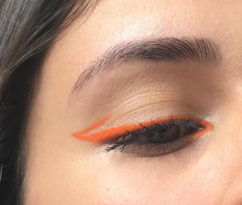 Graphic Liner Round Eyes, Eye Makeup Color Liner, Graphic Eyeliner Orange, Orange Eyeliner Makeup Looks, Color Liner Makeup Eyeliner, Minimal Graphic Liner, Fun Colorful Eyeliner, Under Eye Liner Colorful, Colored Eyeliner Ideas Simple