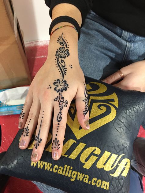 Jagua Tattoo Hand, Jagua Gel Tattoo, Jagua Design, Jagua Gel, Jagua Henna, Jagua Tattoo, Henna Designs Wrist, Hand Tattoos For Women, Gel Designs