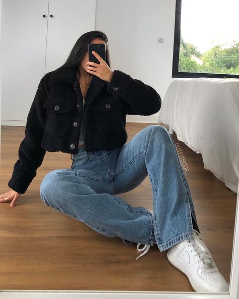 Crop Teddy Jacket Outfit, Cropped Teddy Jacket Outfit, Teddy Jacket Outfit Winter, Teddy Jacket Outfit, Winter Jacket Outfits, Cream Outfits, Urban Outfitters Clothes, Leg Split, Jacket Outfit