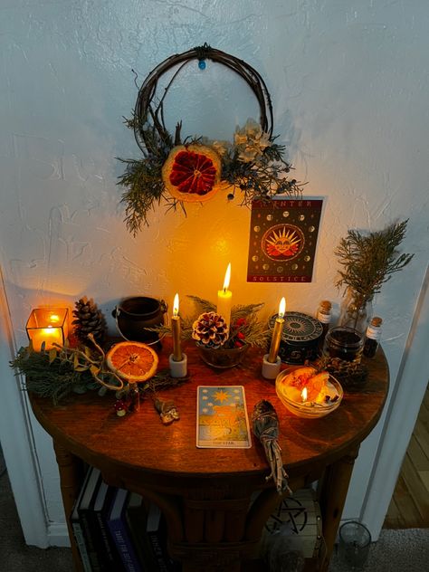 Yule Aesthetic Decor, Yule Astetic, Cozy Yule Aesthetic, Witchy Yule Aesthetic, Yule Candle Ritual, Winter Solstice Altar Ideas, Witch Yule Decorations, Pagan Alter Ideas, Witchy Winter Decor