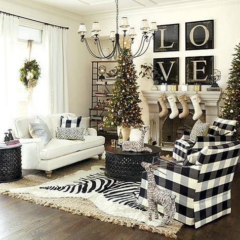 50+ Christmas Apartment Decor Ideas that takes the Definition of Elegance to a Whole New level - Hike n Dip Winter Home Decor Cozy, Primark Home, Plaid Christmas Decor, Christmas Apartment, Small Living Room Design, Holiday Wall Decor, Christmas Decorations Living Room, Family Room Decorating, Farmhouse Dining Room