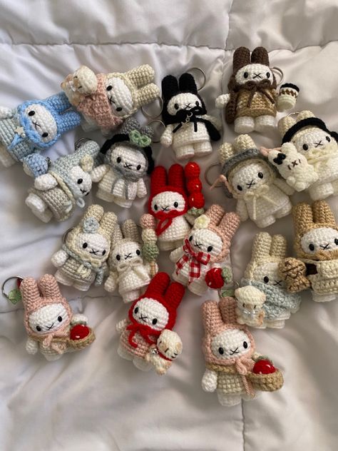 School Crochet Patterns, Knit Projects Aesthetic, Aesthetic Knitting Projects, Mini Plushies Crochet, Practical Crochet Ideas, Crochet Kpop Ideas, Miffy Crochet, Pola Macrame, Quick Crochet Patterns