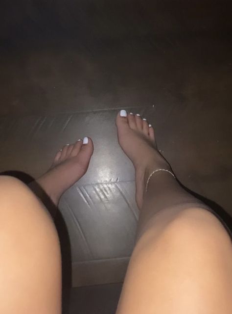 Beatiful People, Cute Toe Nails, Ankle Jewelry, Pretty Legs, Cute Toes, New Photo Download, Model Aesthetic, Cute Selfie Ideas, Pretty Selfies