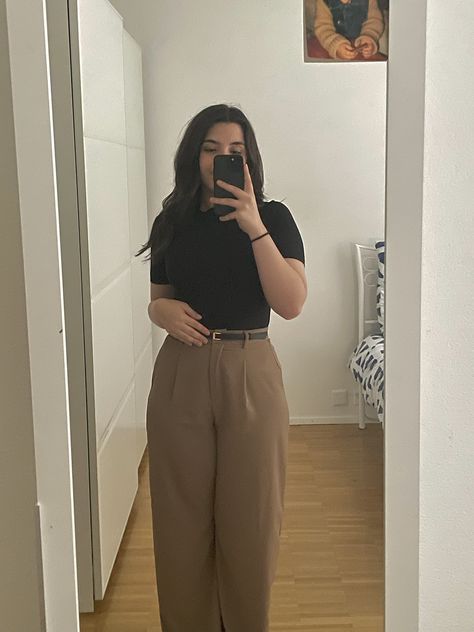 Khaki Trousers Outfit, Aesthetic Teacher, Office Ootd, Cute Office Outfits, Teacher Fits, Trousers Outfit, Look Casual Chic, Work Fits, Trouser Outfit