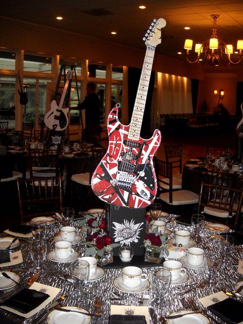 Guitar Heavy Metal Party Ideas, Rockstar Wedding, Festa Rock Roll, Bolo Musical, Music Centerpieces, Guitar Party, Bar Mitzvah Themes, Rock N Roll Party, Bar Mitzva