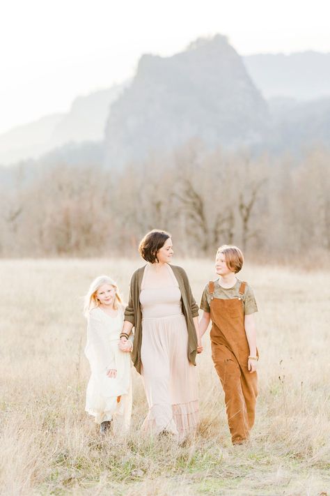 Family of 3 walking towards the camera with a mountain in the background, taken with a best lens for family portraits, the 135mm lens. Best Lens For Family Portraits, Oregon Family Photos, Family Photos Mountains, Outdoor Family Portraits, Oregon Portland, Outdoor Family Photos, Family Picture Poses, Photography Lenses, Family Of 3