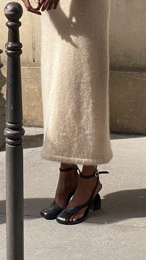 Loïcka Grâce (@thevisuelofgrace) • Instagram photos and videos Dries Van Noten Shoes, High Fashion Runway, Fashion Runway Show, Summer Ootd, Fashion Journals, Shoes Photo, Chic Shoes, Fashion Mood Board, Street Style Paris