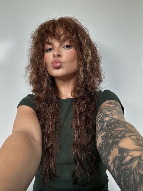 retro alternative curly hairstyle wavy #hair #trendy #alt #tattoo #redhair #curly #mullet #shag #grunge #punk Curly Shag With Highlights, Shag Haircut Wavy, Long Curly Mullet Hairstyle Women, Curly Alt Hairstyles, Fairy Mullet, Curly Hair Alternative Style, Curly Shag Mullet, Alt Curly Hair, Alt Curly Hairstyles