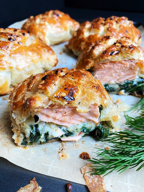 Salmon Wellington Recipe, Salmon Puffs, Salmon Wellington, Spinach Filling, Cheesy Spinach, Meals Recipes, Dinner Guests, Fish Dinner, Puff Pastry Recipes