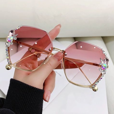 Classy Glasses, Glasses Fashion Women, Luxury Branding Design, Rhinestone Sunglasses, نظارات شمسية, Sunglasses Women Fashion, Fashion Eye Glasses, Rimless Sunglasses, Gradient Sunglasses