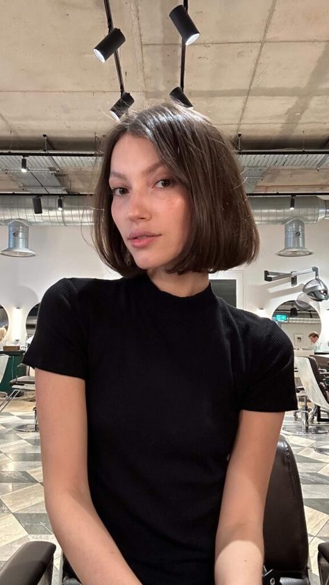 Try The Exciting Viral Bubble Bob Hairstyle For 2024 6 Bob Without Bangs, Bubble Bob Haircut, Bubble Bob, Growing Out A Bob, Classic Bob Haircut, Front Bangs, Bob Fosse, Colored Bubbles, Layered Bobs